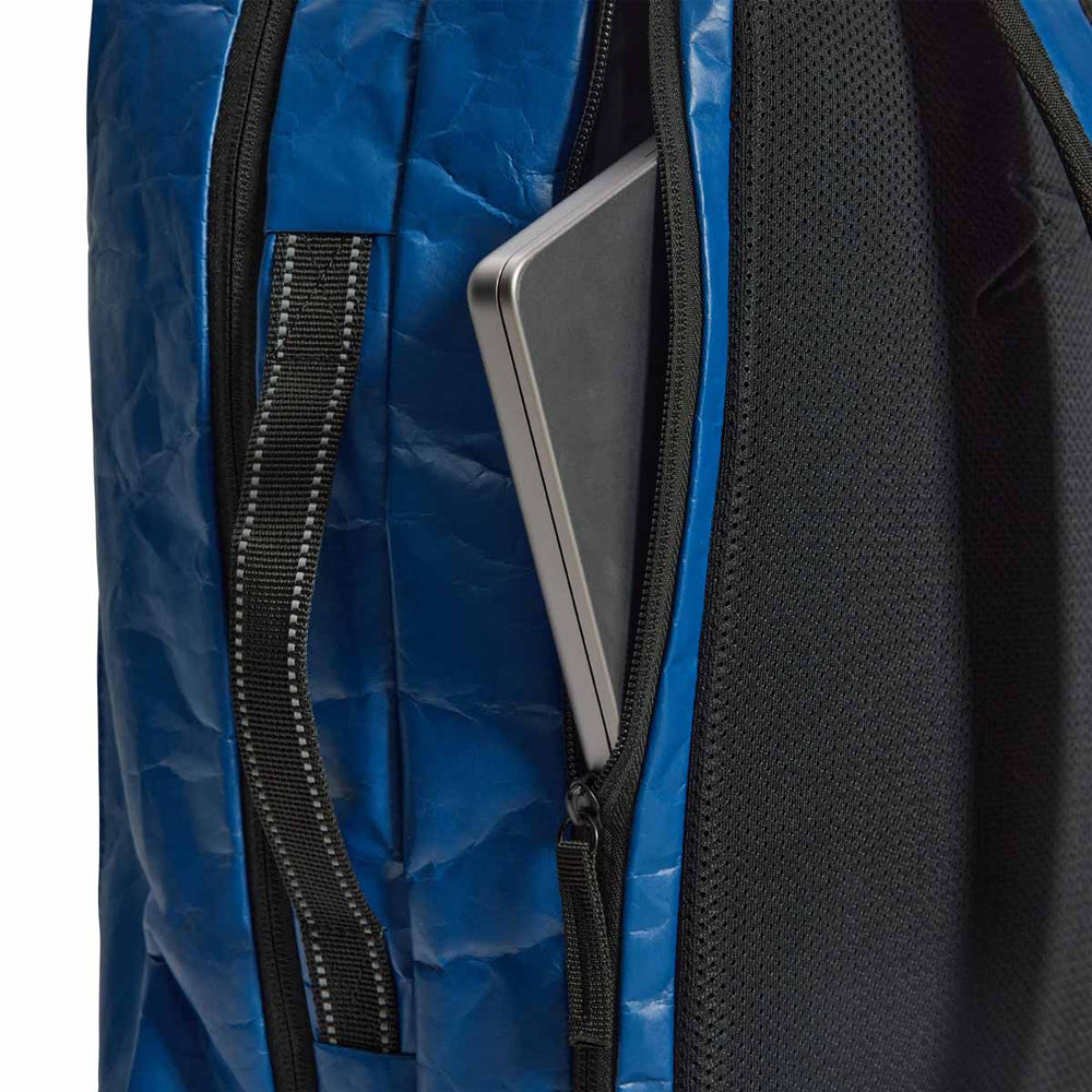Speedo 25L Flex Bag backpack in Oceanic Blue with adjustable straps and multiple compartments, designed for sport and travel.