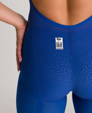 Arena Women's Carbon Glide Kneesuit in blue, designed for swimming, featuring a sleek, form-fitting aquatic suit with high-performance fabric.